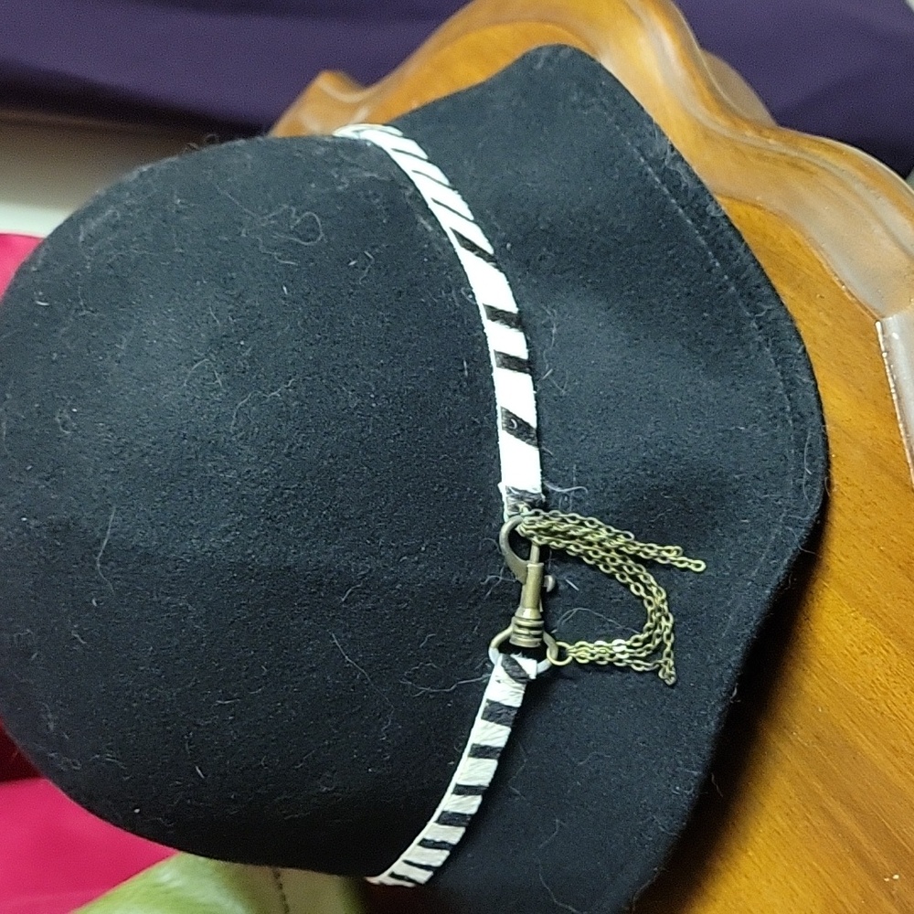Wool hat, metal detail